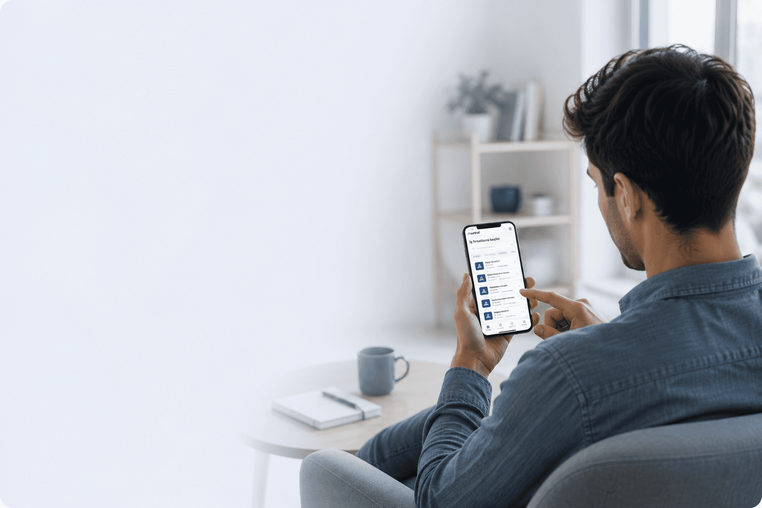 Munhal ile telefonundan iş fırsatlarını keşfeden aday